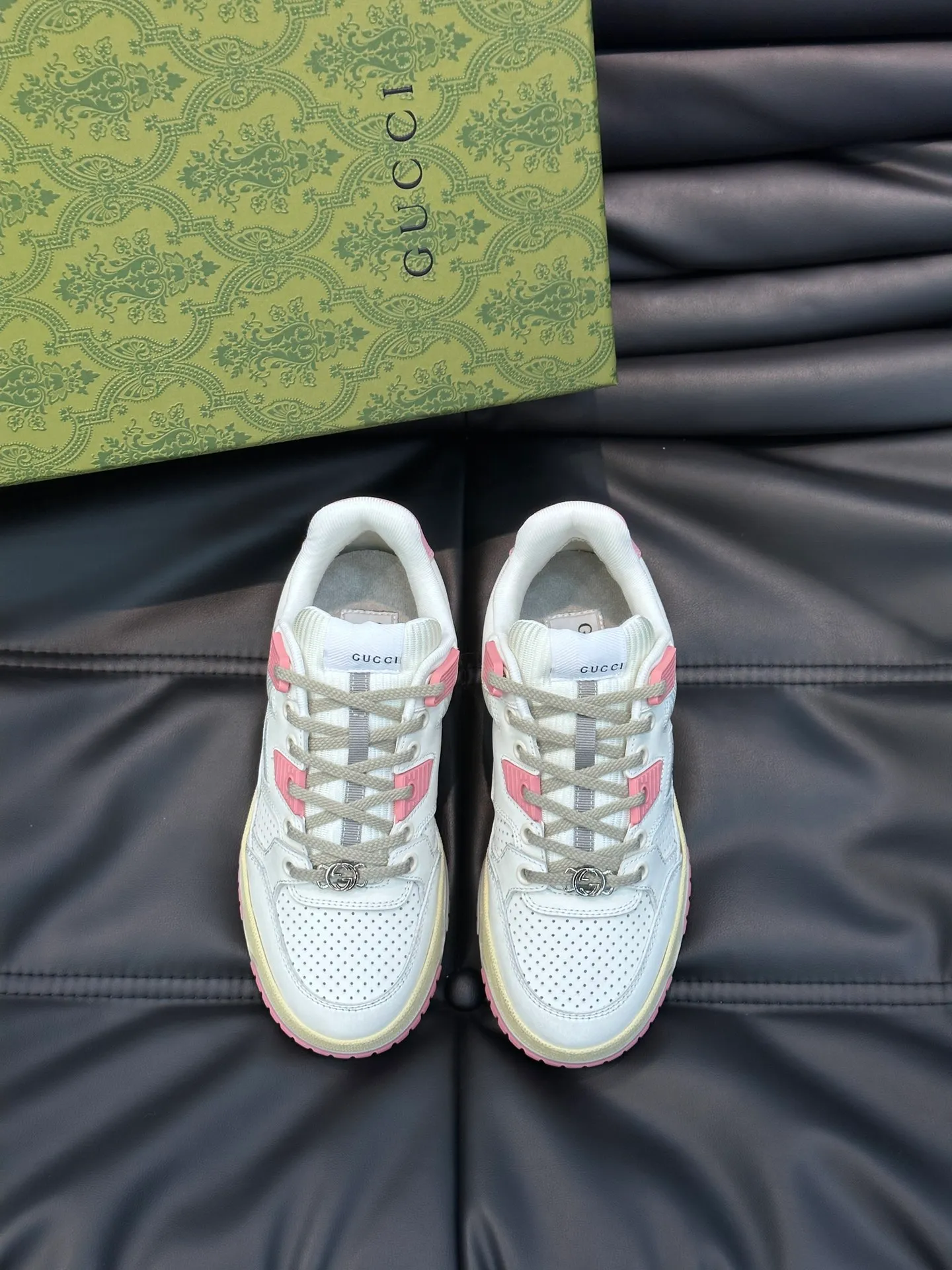 Men's Men's Shoes 💰p520 "GUCC*" Gucci's new couple's 👫 distressed effect sneakers. This low-top sneaker adopts a basketball-style silhouette design and cleverly incorporates hollow panels and distressed effects, showing its unique ingenuity. The ingenuity incorporates brand logo details such as interlocking Double G styling accessories and Gucci lettering, a low-key tribute to the brand's design heritage. A rubber non-slip outsole, inlays and embossed sole give the entire design a contemporary feel. Size: 35-45